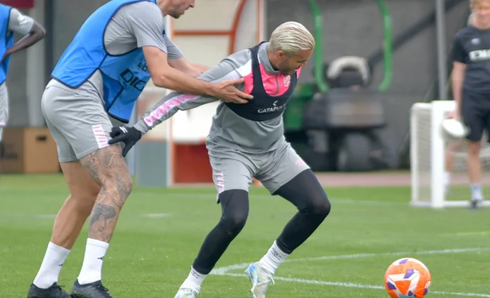 Raúl de Tomás se retira del entrenamiento con molestias