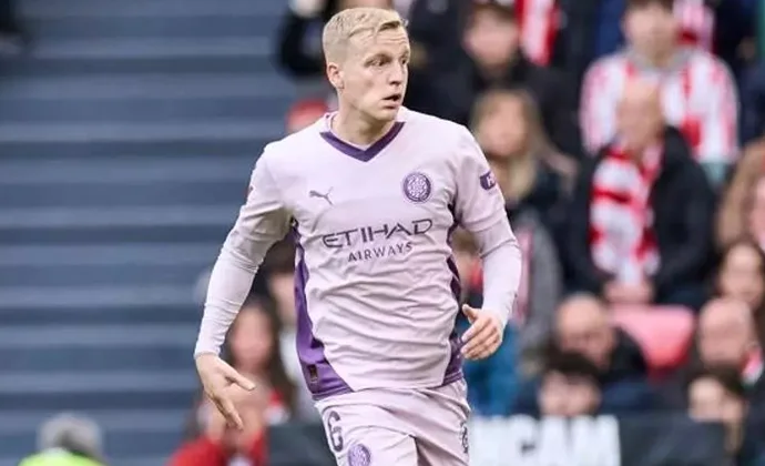 Van de Beek pasa por quirófano y se pierde el comienzo de la próxima temporada