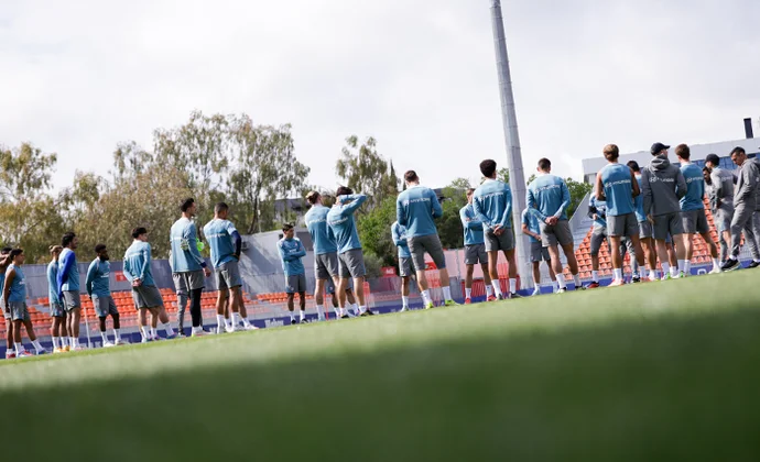 Azpilicueta y Riquelme entrenan con normalidad y la enfermería parece vacía