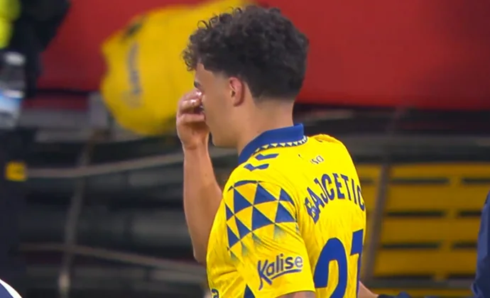 Bajcetic tuvo que ser sustituido por molestias del Sánchez Pizjuán