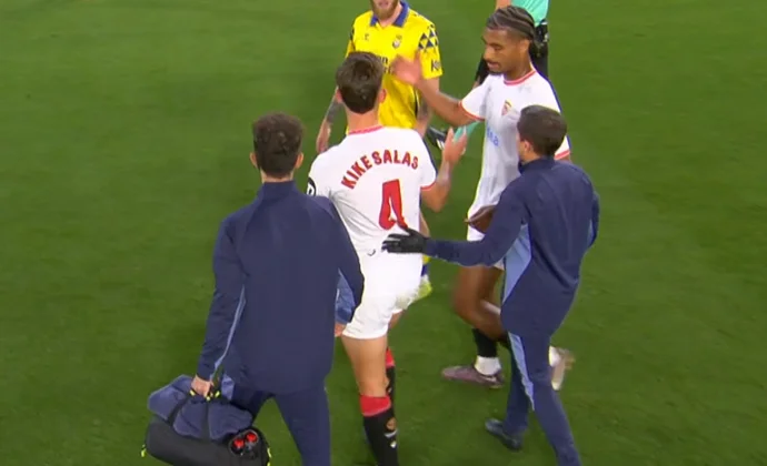 Kike Salas se retiró con molestias justo antes del descanso