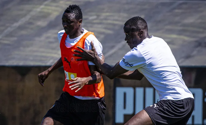 André Almeida sigue al margen y Max Aarons no completa la sesión