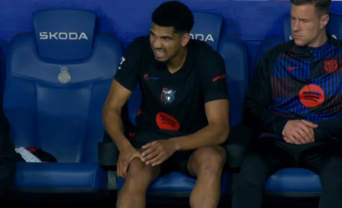 Ronald Araujo pide el cambio por molestias en la rodilla