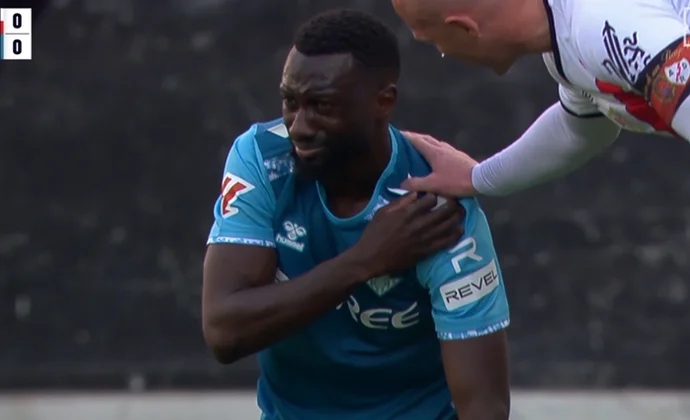 Sabaly se retira del partido de Vallecas con molestias en el hombro