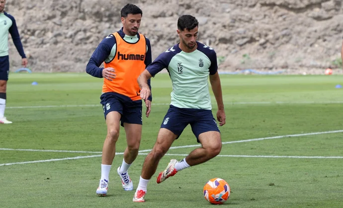 Las Palmas se ejercita pendiente de la evolución de Bajcetic