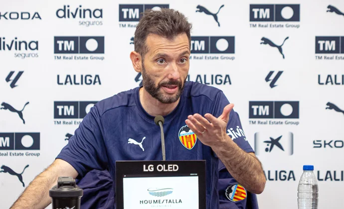 Corberán pone en duda a Foulquier y habla de Javi Guerra, Jaume, Mamardashvili y el Athletic