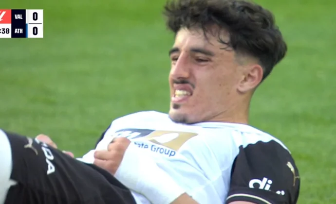 Diego López se retira del partido por molestias en los isquiotibiales