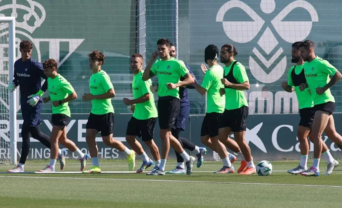 Vieites y Cardoso trabajan al margen y Sabaly hace una parte