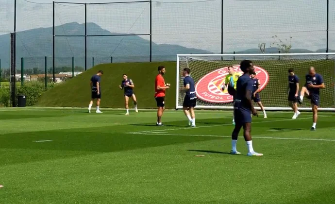 Misehouy hace parte de la sesión. Miguel, Van de Beek, Bryan Gil y Miovski, al margen