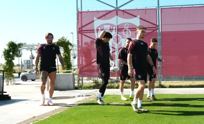 Saúl Ñíguez sigue al margen en la vuelta al trabajo del Sevilla