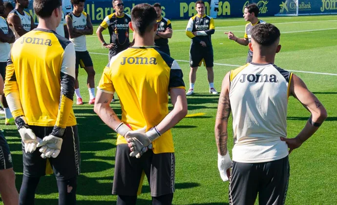 Yeremi se ejercita con el grupo con una férula en la mano