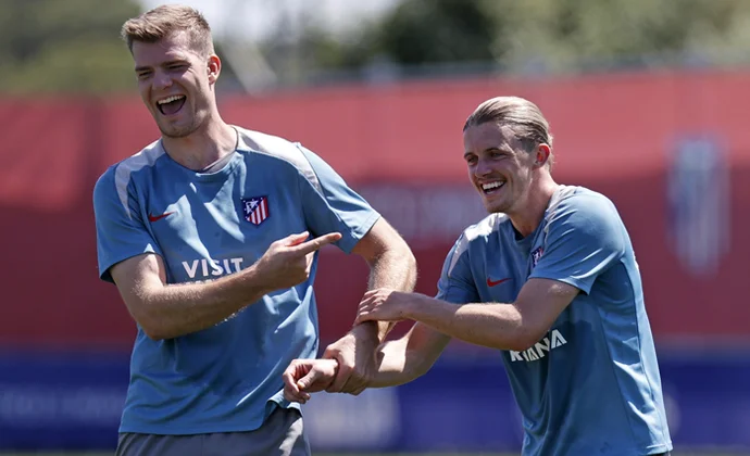 Oblak y Barrios siguen sin entrenase con el grupo