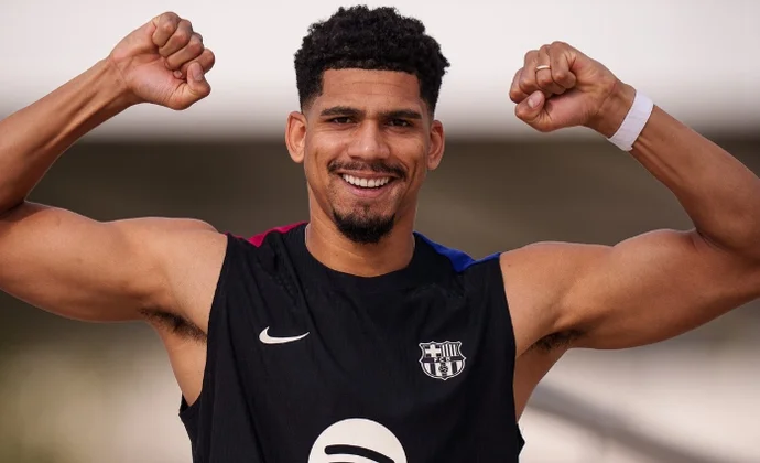 Ronald Araujo se ejercita con el grupo, pero con un vendaje en la rodilla