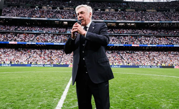 Carlo Ancelotti se despide sobre el césped del Bernabéu y no hay rueda de prensa