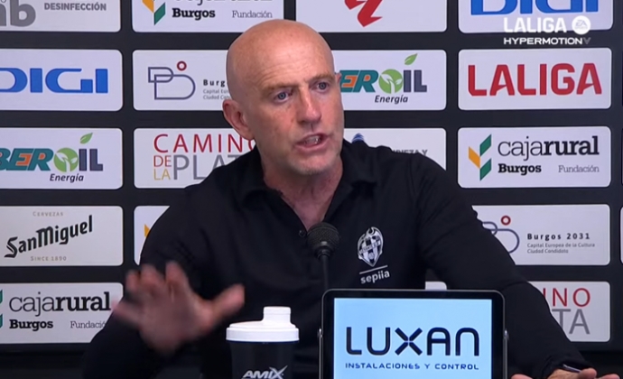 Calero celebra el ascenso, analiza la remontada contra el Burgos y habla de Morales, Brugui y Carlos Álvarez