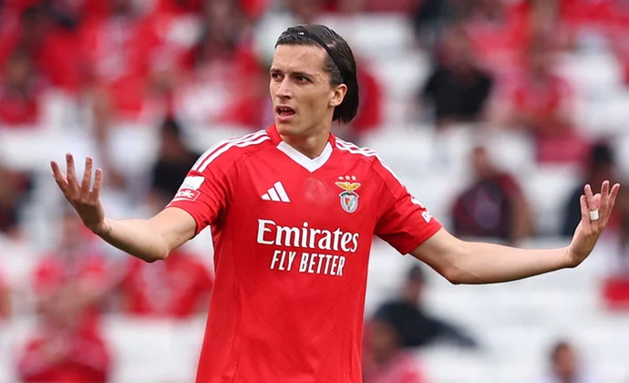 El Real Madrid sigue negociando con el Benfica por Álvaro Fernández Carreras