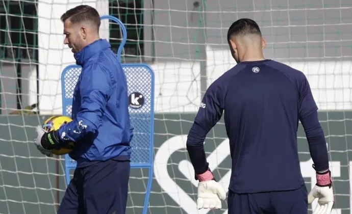 Pellegrini podría estar dudando entre Adrián o Vieites para la final