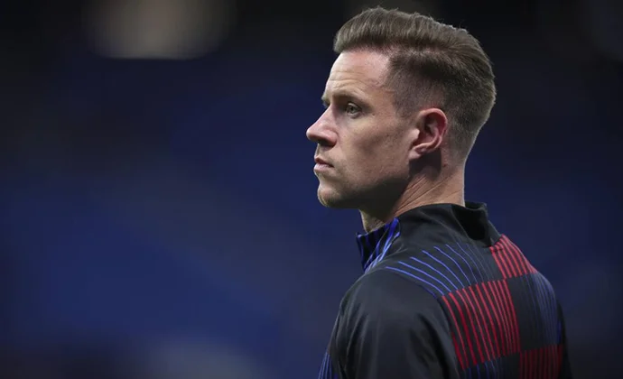 El Barcelona declarará a Ter Stegen transferible si llega Joan García, según RAC1