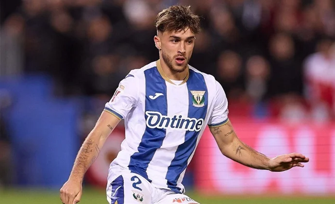 Adrià Altimira vuelve a Villarreal tras su cesión en el Leganés