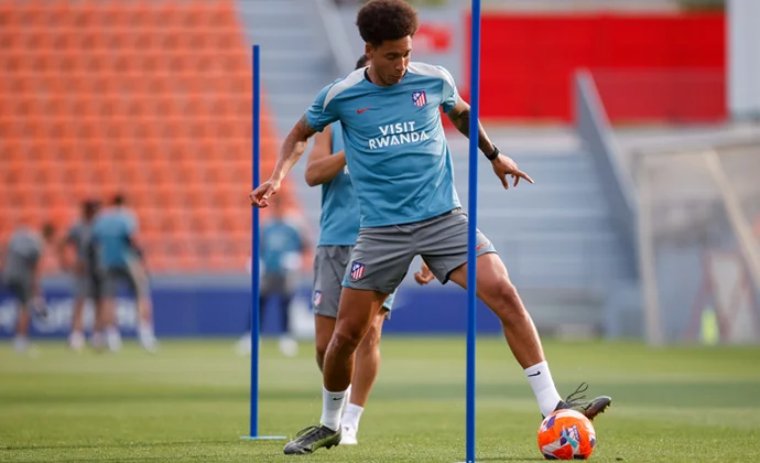 Barrios se ausenta por una indisposición y Simeone ensaya once con lo que tiene