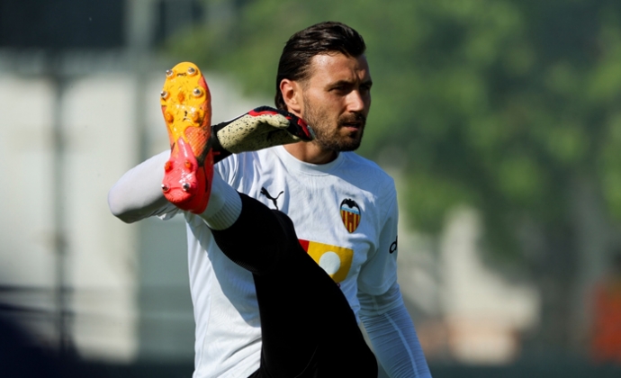 El Valencia declara a Dimitrievski transferible y fichará dos porteros