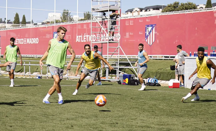 Lenglet supera los problemas en la cadera y se suma al grupo