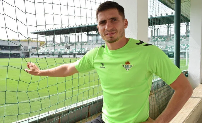 Perraud parte con desventaja tras la llegada de Junior y ante la polivalencia de Ricardo Rodríguez