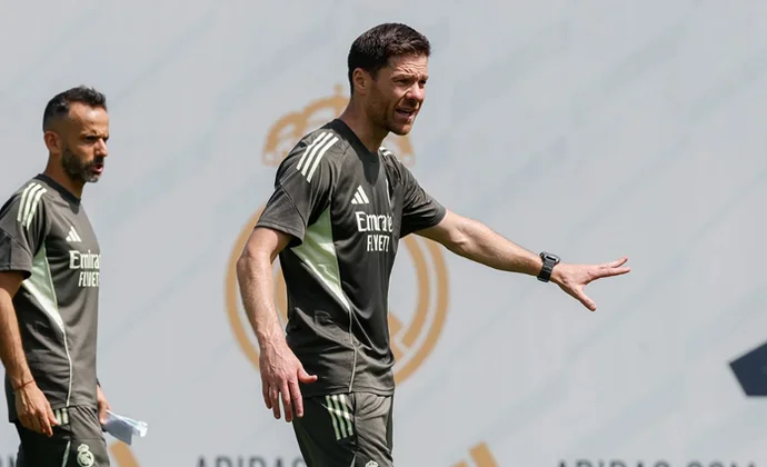 Xabi Alonso dirige su primera sesión con varios jugadores en la enfermería