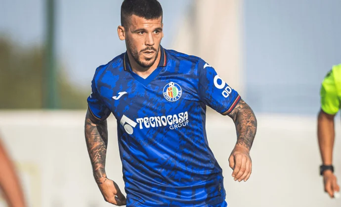 El Celta recibe una oferta del Aris por Carles Pérez, pero el jugador duda