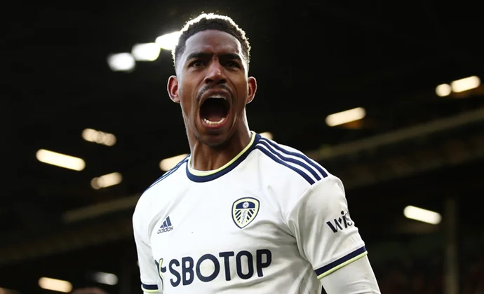 El Betis ofrece un contrato de 3 años a Junior Firpo