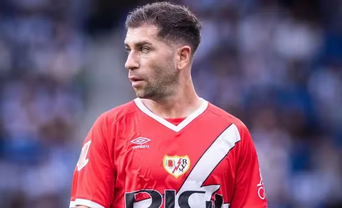 Adrián Embarba pone fin a su etapa en el Rayo y regresa a Almería