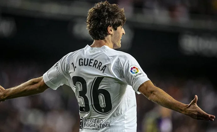 Pese a los rumores, el Valencia confía en renovar a Javi Guerra