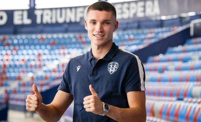 Álex Primo, que finalizaba contrato, renueva por tres temporadas