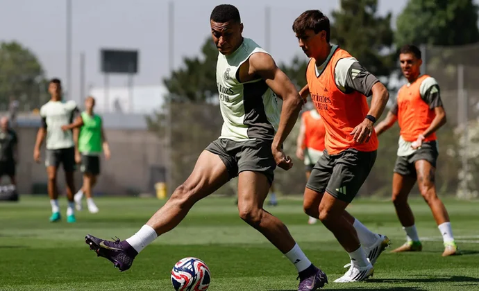 Rudiger pasa a trabajar parcialmente y Xabi Alonso recupera a seis internacionales