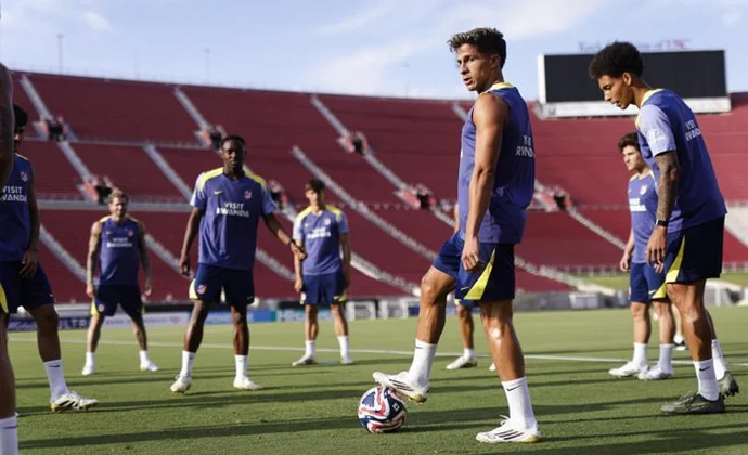 Giménez se incorpora al grupo y Simeone ya tiene a toda la plantilla