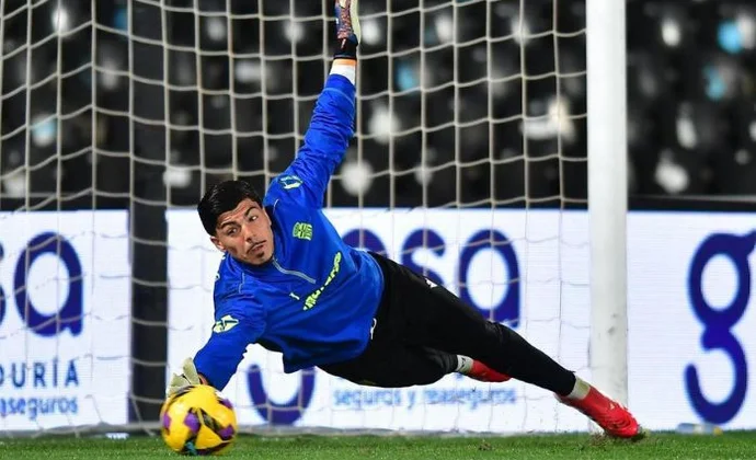 Pablo Campos, un muro bajo palos con futuro incierto en Cartagena regresa a Levante