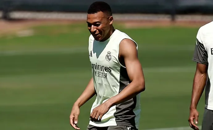 Mbappé no se recupera de la fiebre y no estará ni en el banquillo contra el Al Hilal