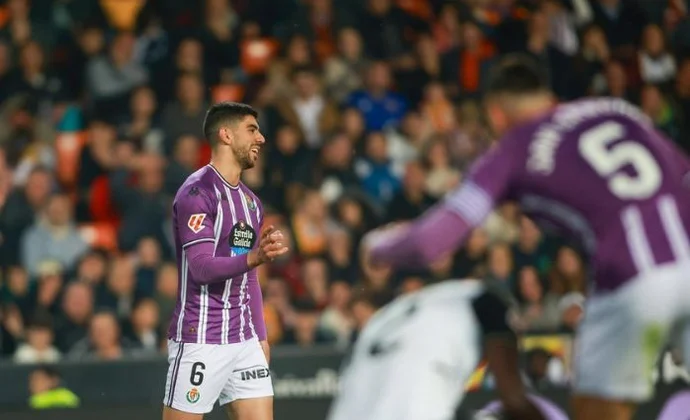 Cenk Özkacar no brilló en Valladolid y regresa al Valencia sin continuidad
