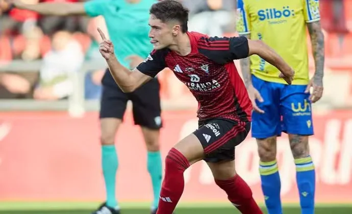 Jon Gorrotxategi brilla en el Mirandés pero regresa a la Real Sociedad