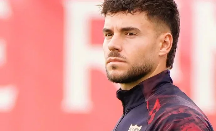 El Sevilla declara transferible y cedible a Álvaro Fernández tras renovar su contrato
