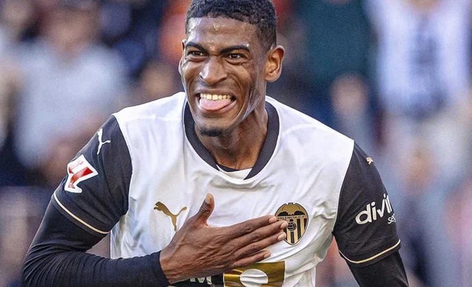 El Valencia ya negocia la renovación de Mosquera con optimismo