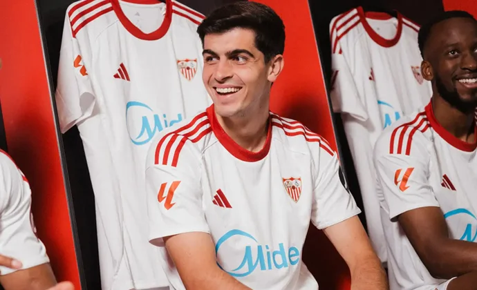 El Sevilla presenta su primera equipación para la temporada 25/26