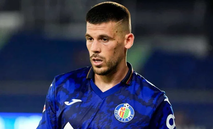 Últimos flecos para cerrar la salida de Carles Pérez al Aris