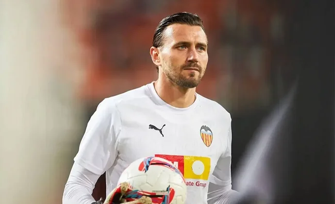 El Valencia quiere que Dimitrievski se busque equipo y le da una semana más de vacaciones