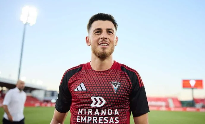 El Real Oviedo va con todo a por Alberto Reina, líder y corazón del Mirandés