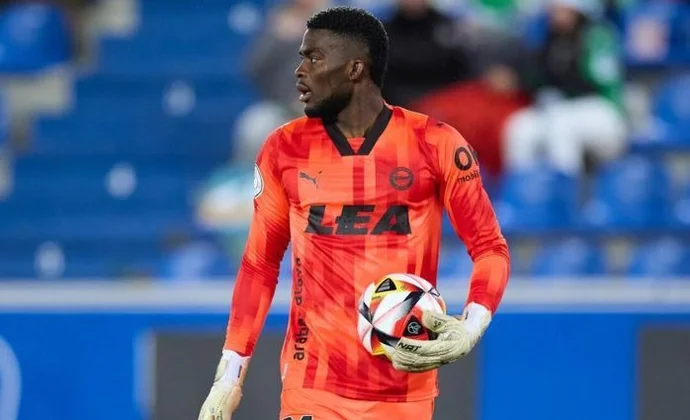 El Alavés renovará a Jesús Owono hasta 2029 y buscará cederlo para ganar minutos