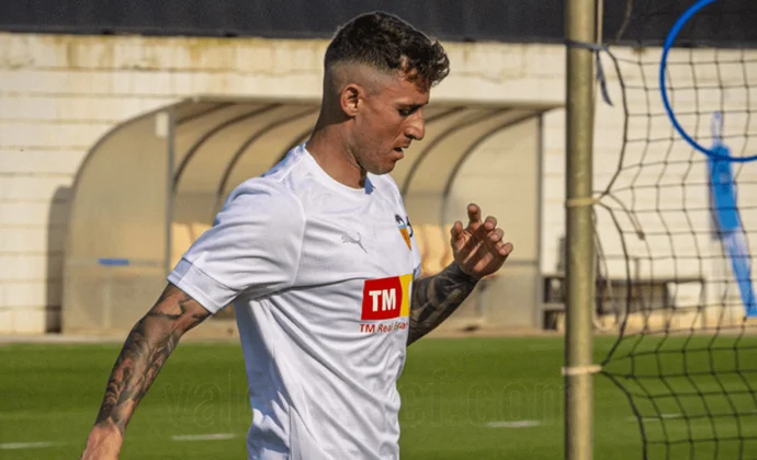 Raba pisa el césped de Paterna por primera vez