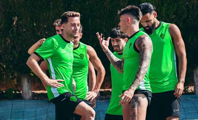 El Elche se ejercitó este domingo pendiente de la venta de Nico F. Mercau