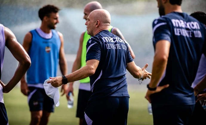 El Levante 2025-26 arranca con Víctor García como única novedad