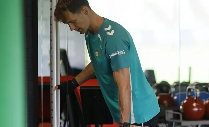 Llorente, Bellerín y Marc Roca inician la pretemporada lesionados